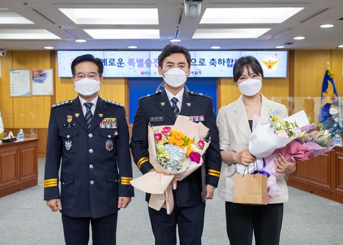 이지완 경사(가운데)와 김창룡 경찰청장이 기념 사진을 촬영하고 있다./연합뉴스 제공